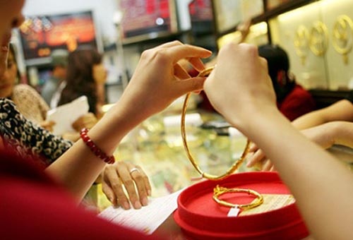 Thi truong vang nu trang TP.HCM bi liet phan nua hinh anh