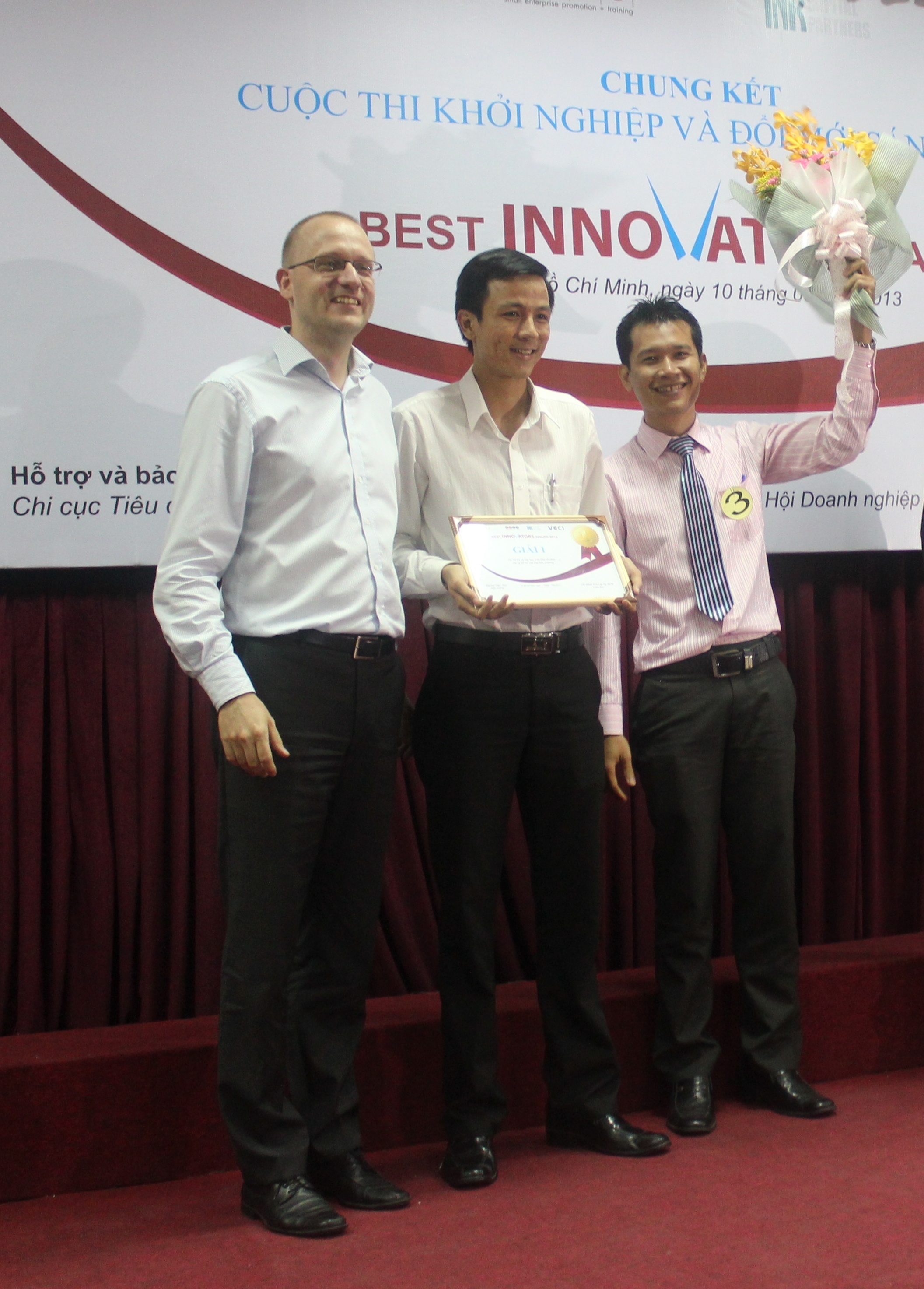 Nguyễn Minh Nhân (giữa) cùng các thành viên sáng lập