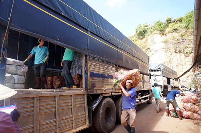 Đưa nông sản lên xe tải vận chuyển từ Đà Lạt đi TP.HCM.