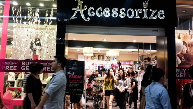 Các cửa hàng đều đồng loạt đưa ra chương trình giảm giá khủng và nhiều ưu đãi hấp dẫn cho người tiêu dùng.