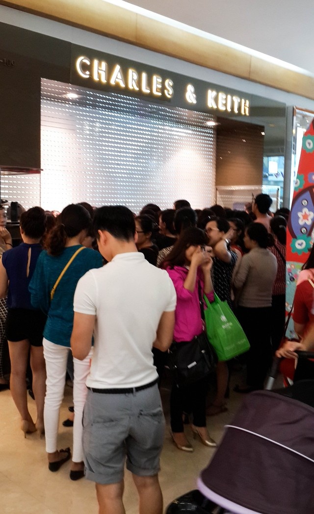 Thương hiệu Charles&Keith có ba cửa hàng chính thức tại Hà Nội. Trong đó tại hai cửa hàng ở Vincom Bà Triệu và 36 Lê Thái Tổ, số người đứng xếp hàng để chờ đến lượt mua trở nên đông hơn vào giờ tan tầm.