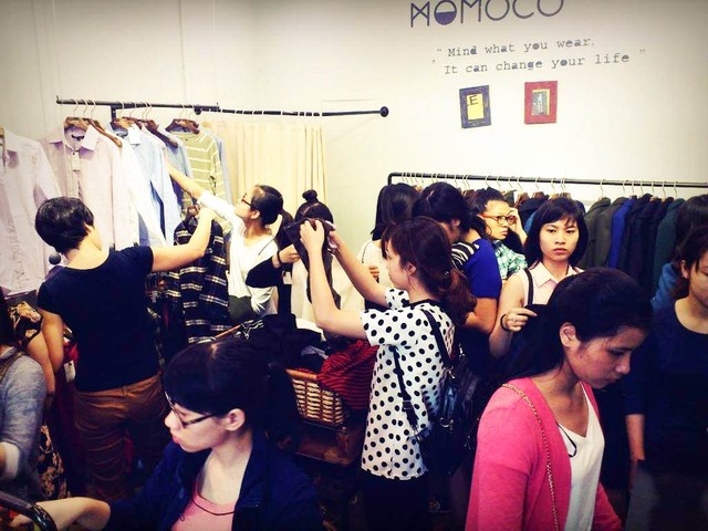 Từ các thương hiệu nổi tiếng cho đến cửa hàng bình dân đều tổ chức Black Friday như một hình thức PR và kích cầu tiêu dùng của khác hàng.