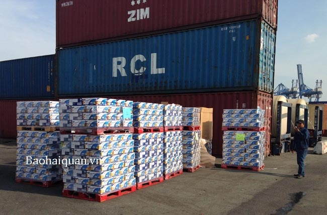 Phat hien 3 container sua nhap lau hinh anh