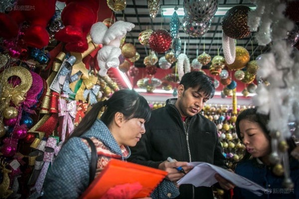 Hằng ngày, đơn hàng từ khắp các nơi trên thế giới đổ về Yiwu. Cai Qingliang, Phó Chủ tịch Hiệp hội ngành công nghiệp sản xuất đồ Giáng sinh cho biết năm nay đơn hàng quốc tế giảm nhưng đơn hàng trong nước lại tăng.