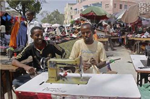 Những người thợ may được nhân viên thu thuế đến “thăm” hằng ngày.