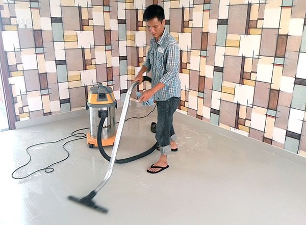 Tổng vệ sinh nhà luôn cần máy móc chuyên dụng. Máy hút nước, làm khô sau khi đánh bóng sàn nhà.