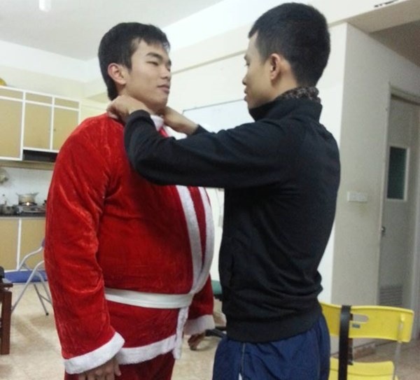 Bi hai nghe lam ong gia Noel hinh anh