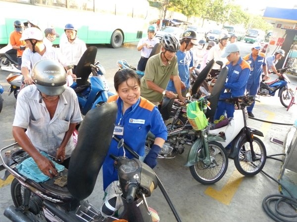 rong khi giá xăng dầu giảm đang làm cho nhiều người phấn khởi thì không ít nhân viên trong ngành lại lo lắng thu nhập của họ sẽ bị ảnh hưởng.