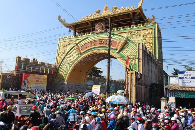 Người dân đổ về khu du lịch Đại Nam.