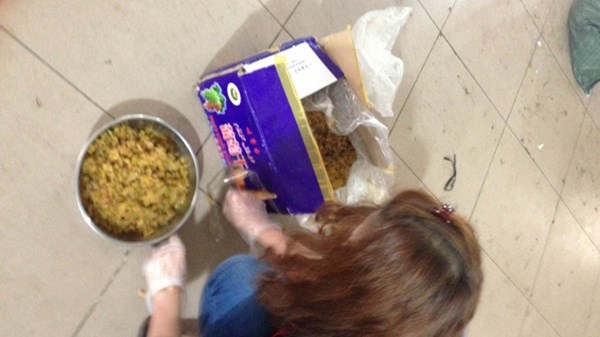 Chủ một cửa hàng lấy nho khô Trung Quốc ra bán lẻ.