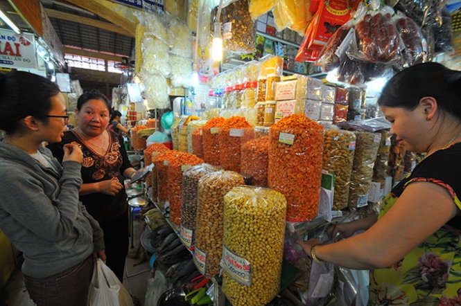 Thuc pham Tet: Hang noi xuat di, hang ngoai tran vao hinh anh