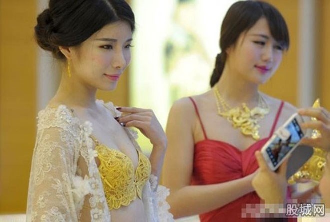 Áo lót bằng vàng ròng: Một cửa hàng vàng lớn tại Ôn Châu đã tạo ra một trong những chiếc áo lót đắt nhất thế giới. Theo lời của chủ cửa hàng, bộ đồ lót này được làm hoàn toàn bằng vàng nguyên chất, nặng tới hơn 3kg và có giá trị ước tính khoảng <abbr class=