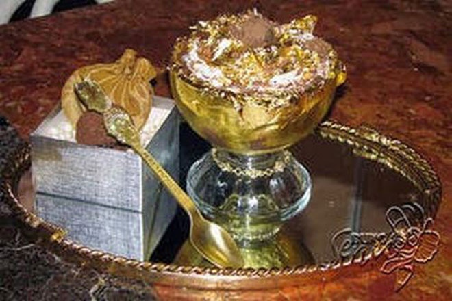 Ly kem bằng vàng: Ly kem cực hiếm này được làm bằng vàng 24 carat và phủ thêm một lớp chocolat thượng hạng. Đây là ly kem đắt nhất thế giới với giá <abbr class=