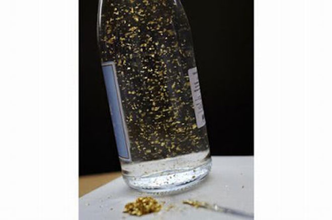 Nước chanh bằng vàng: Thứ đồ uống xa xỉ này được làm từ nước chanh được pha thêm bột vàng 24 carat. Tác dụng của nó có lẽ là chữa bệnh “tinh thần” hơn là “thể chất”.   