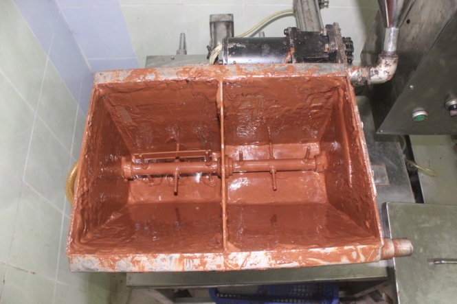 Chocolate đã qua pha chế sản xuất bánh kẹo.