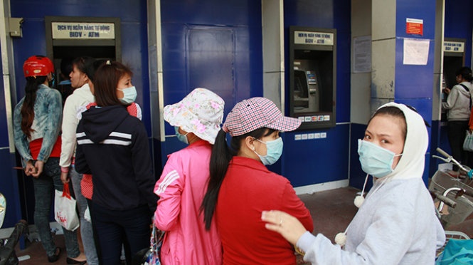 ATM truc trac, cong nhan rong ran doi rut tien hinh anh