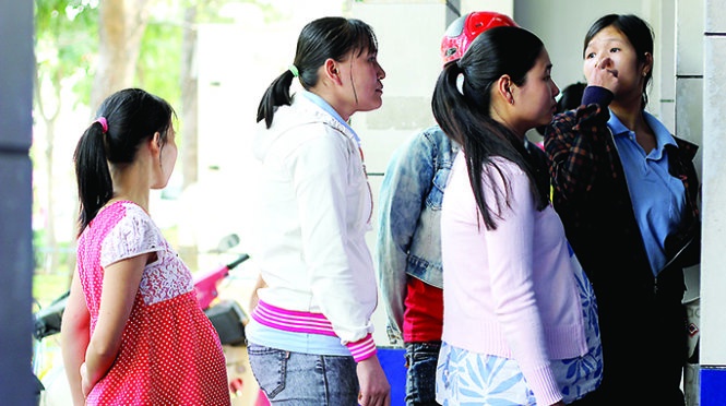 Công nhân xếp hàng dài chờ rút tiền về quê tại khu vực ATM của Ngân hàng BIDV (Khu chế xuất Linh Trung, quận Thủ Đức, TP.HCM)