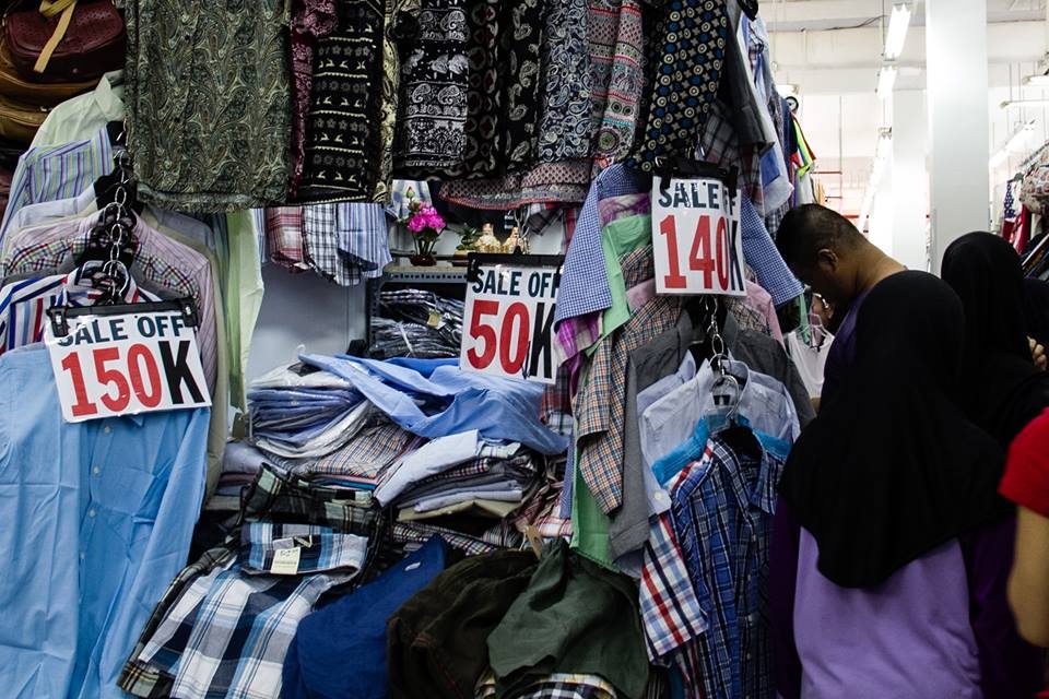 Can Tet, khach Sai Gon chen mua quan ao 20.000-30.000 dong hinh anh