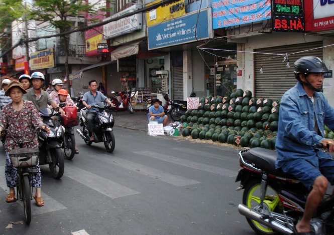 Dưa hấu cúng đẹp, to tròn chỉ 8.000 đồng/kg ở chợ Phạm Văn Hai (Tân Bình, TP.HCM) trưa 17/2