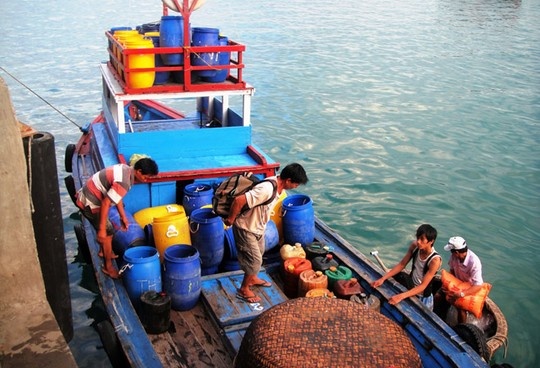 Vừa cập bến, ngư dân tại cảng cá Đại Lãnh (Khánh Hòa) đã nhổ neo đánh bắt thêm lứa cá mới.