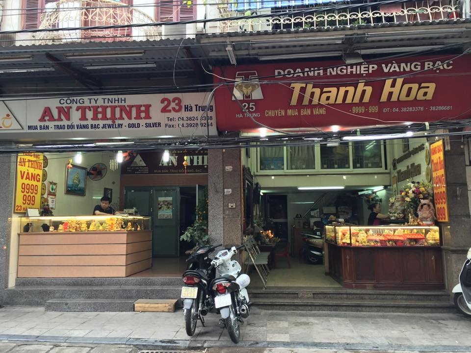 Đối lập với cảnh chen nhau xếp hàng từ sáng sớm ở các doanh nghiệp lớn, các cửa hàng nhỏ lẻ lại vắng vẻ trong ngày vía thần tài. Ảnh: Tô Đức