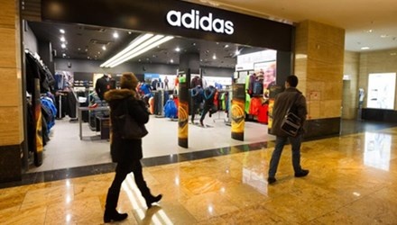 Adidas ngung hoat dong 200 cua hang o Nga hinh anh
