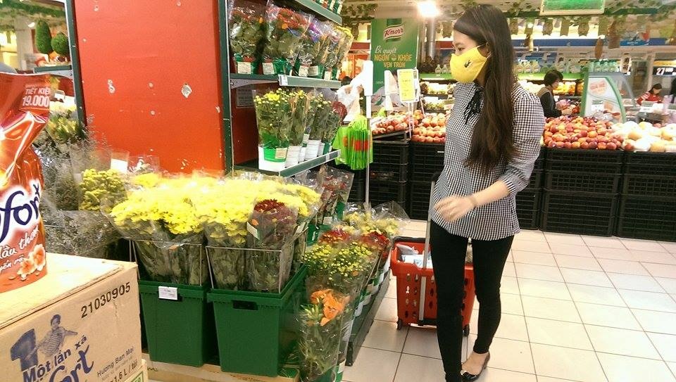 Nhieu nguoi ngat xiu, khach deo khau trang vao BigC mua sam hinh anh