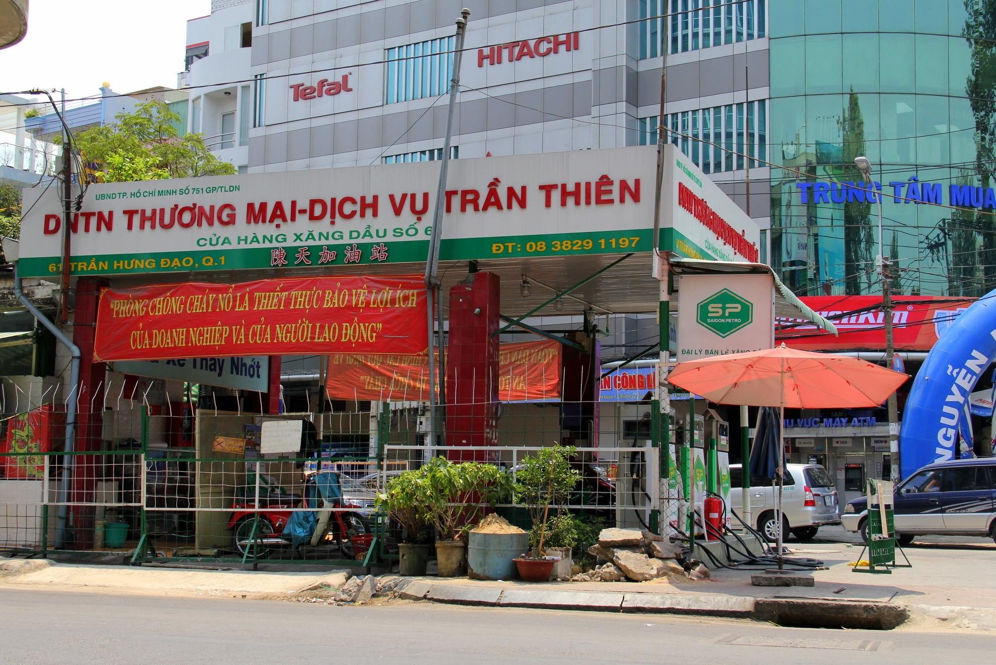 Cua hang 'uong' xang cua khach tam dong cua buoi sang hinh anh