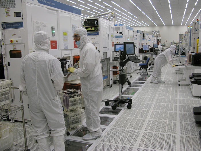 Vi mạch máy tính được tạo ra từ nhiều chất hóa học nguy hiểm bao gồm arsenic. Trong quá trình sản xuất vi mạch không gây tử vong ngay lập tức nhưng có ảnh hưởng lâu dài đến sức khỏe như tỉ lệ sảy thai, dị tật bẩm sinh, ung thư, và mắc các bệnh về đường hô hấp cao.