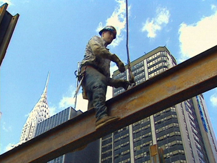   Công nhân xây dựng thường xuyên làm việc dưới những rầm thép khổng lồ, thậm chí lơ lửng trên không. Tai nạn gây thương vong nhiều nhất ở công trường xây dựng là rơi từ trên cao. Ngoài ra, cháy nổ, giật điện, tiếng ồn, độ cao, khói bụi, amiang... cũng là những nguồn nguy hiểm cho các công nhân xây dựng. 