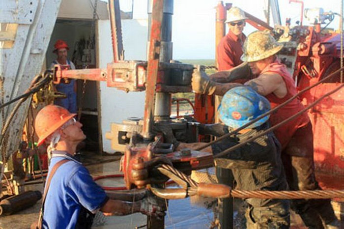 Kỹ sư khoan dầu thường làm theo ca 16 tiếng mỗi ngày và ngủ rất ít. Nguy hiểm thường gặp do cháy và nổ giàn khoan với tỉ lệ tử vong hằng năm là 27.1 người trên 100,000 kỹ sư. 