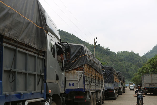 Un tac hang nghin xe dua hau: Moi ben ly giai mot kieu hinh anh