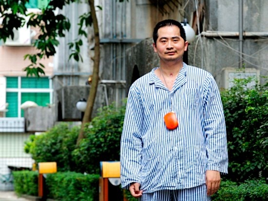 Giờ Zhang có thể đi lại bình thường, nhưng chỉ nói được những câu bập bẹ của một đứa trẻ lên ba. 