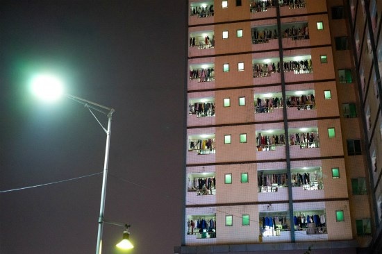 Quần áo phơi ngoài phòng ở trong ký túc xá nhà máy Foxconn. 