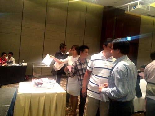 Lien tuc 'hut mau' co dong hinh anh