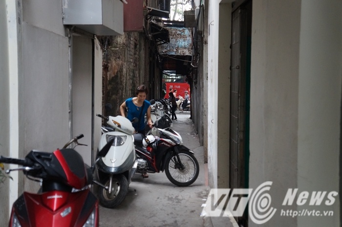 Những chiếc xe xếp thành hàng dài từ đầu ngõ vào đến trước cửa quán bún đậu, mỗi xe có giá 10.000 đồng/lượt trông .