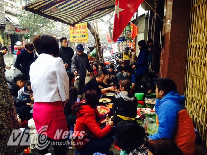 Khách ngồi chật kín vỉa hè tại quán bún đậu trên đường Đại La.