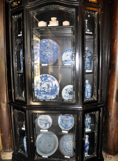 Hàng trăm cổ vật vô giá đang được lưu giữ trong nhà cổ.