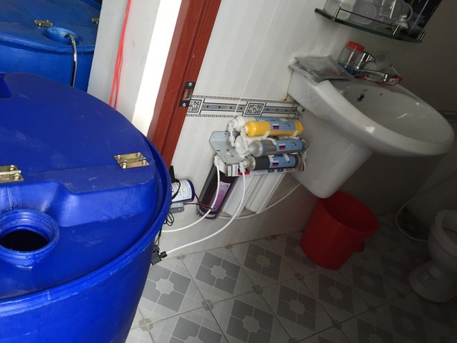 Thu giữ khăn giấy ướt được làm trong nhà vệ sinh. 