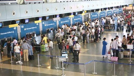Khach duoc check-in len may bay bang dien thoai hinh anh