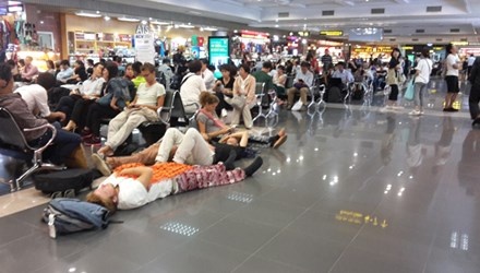 Lai khon kho vi cham, huy chuyen bay hinh anh