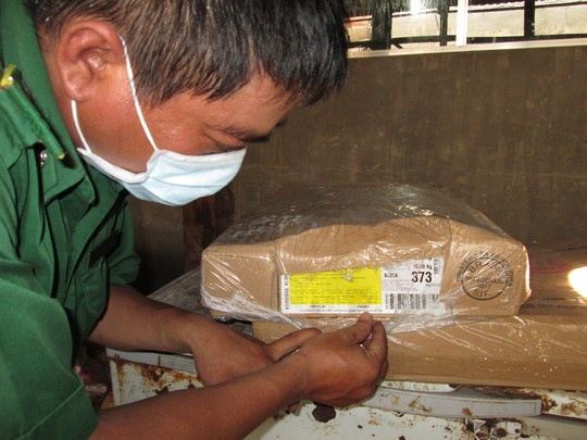 Dui ga ngoai het dat giau trong kho hai san hinh anh