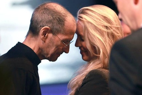 Bà Laurene Powell là người đã đứng bên Steve Jobs sau hầu hết mọi sóng gió của cuộc đời