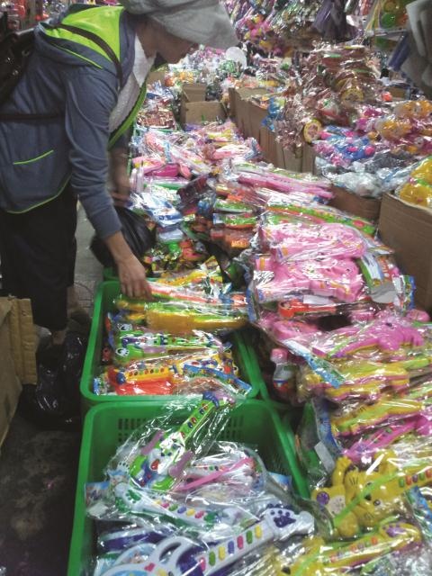 Đồ chơi trẻ em tại chợ Bình Tây hết 90% có xuất xứ từ TQ.