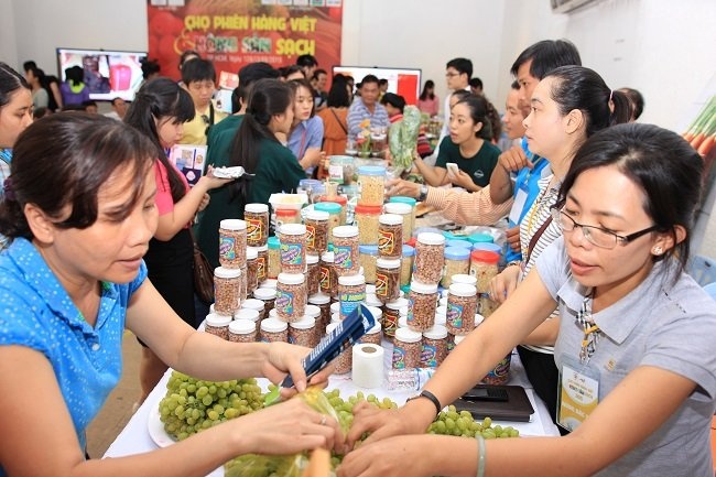 Cho phien hang Viet va nong san sach hut khach hinh anh