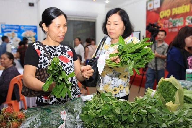 Hàng hóa của chợ khá phong phú, trong đó rau xanh được nhiều người chọn mua