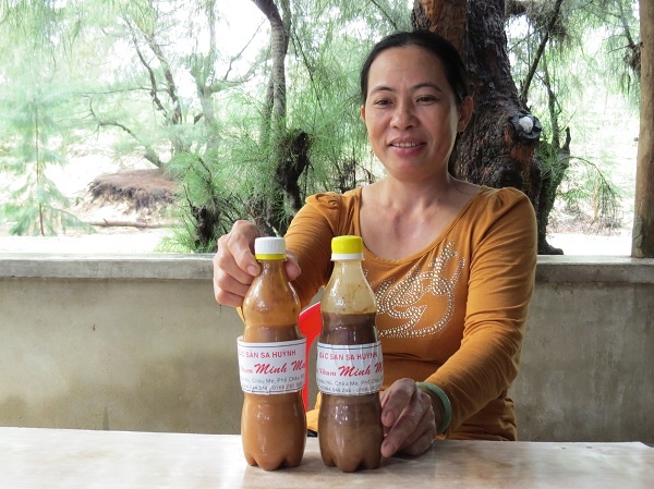 Bà Võ Thị Tuyết Mai giới thiệu đặc sản mắm nhum Sa Huỳnh. 