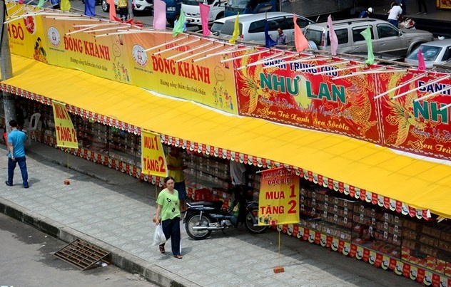 Giam gia banh trung thu: Ban 1 tang 2 van loi hinh anh