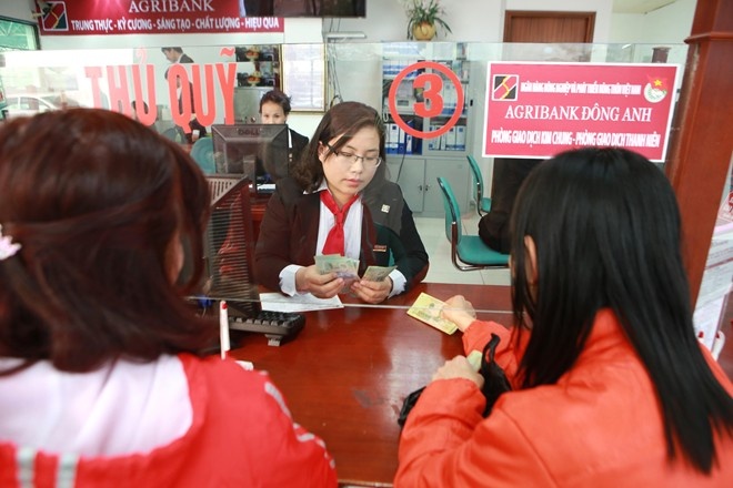 Việc các ngân hàng ưu tiên con em trong ngành khi tuyển dụng không còn mới. Ảnh: Hồ Như.