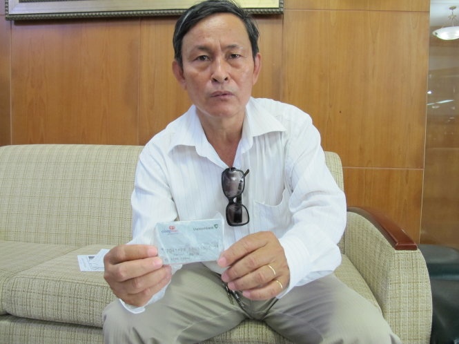 ​The ATM trong tui bong dung bi rut sach tien hinh anh